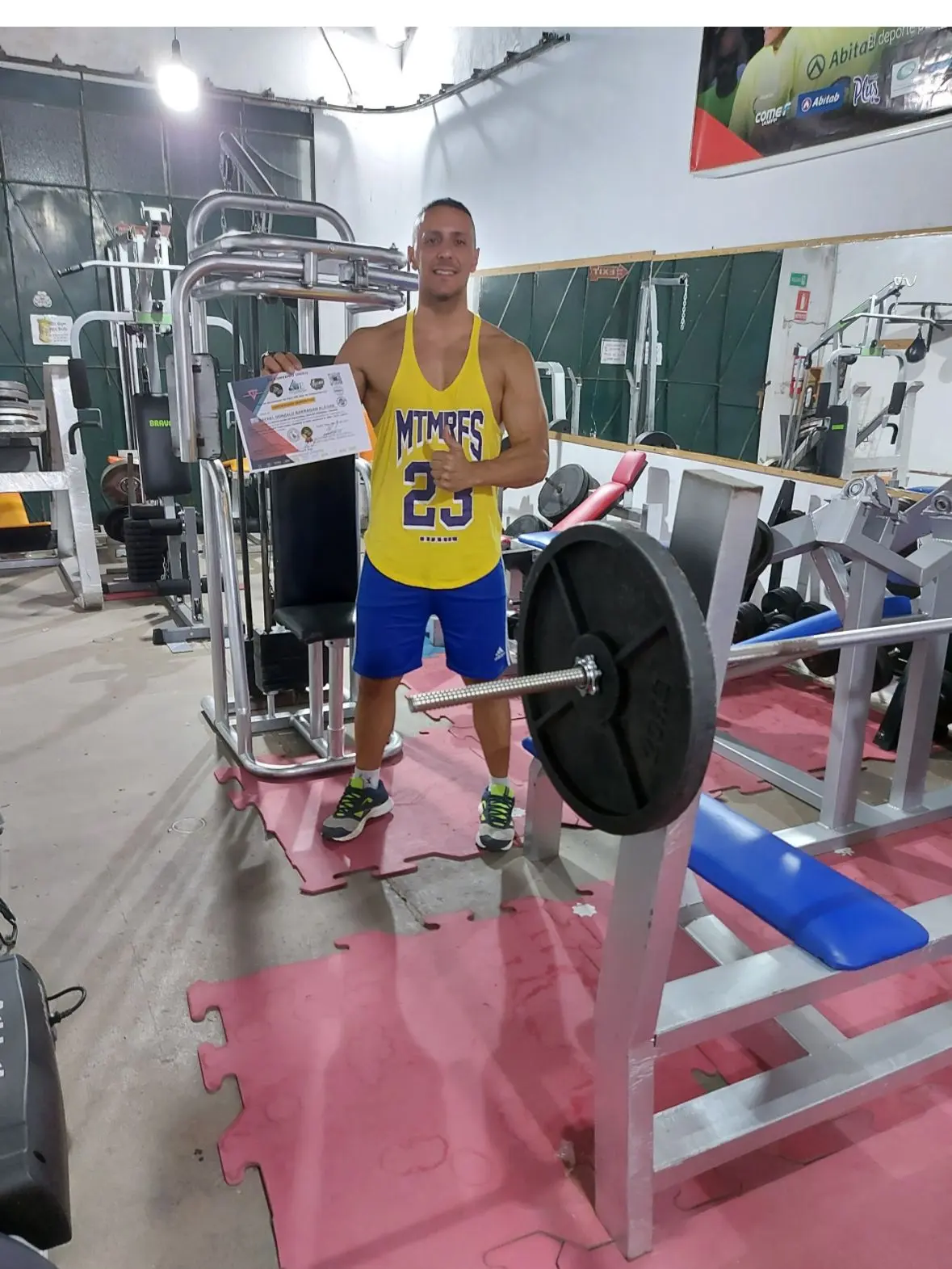 Rafa en el gimnasio con certificado