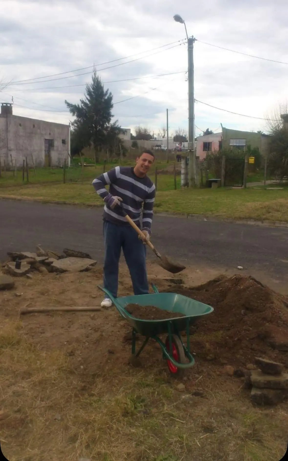 Rafa trabajando con pala