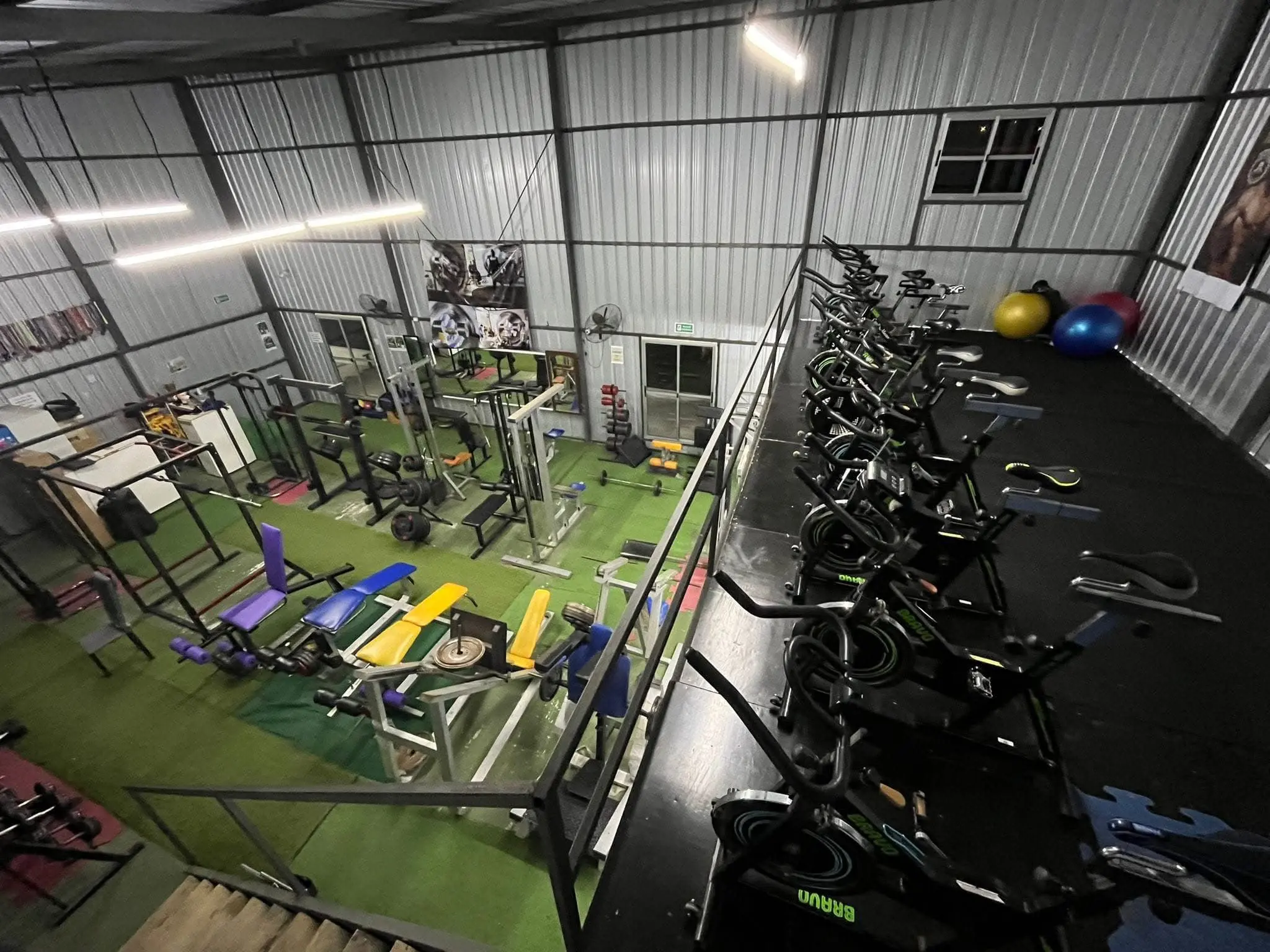 Personas entrenando en gimnasio moderno