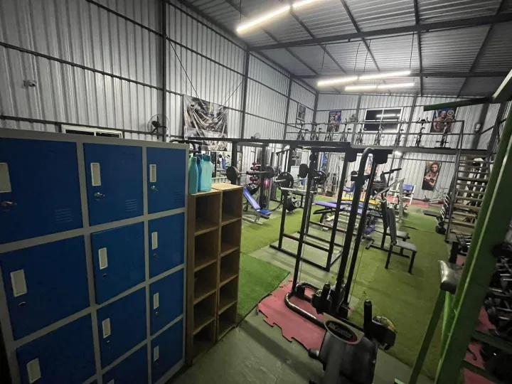 Zona de lockers y máquinas