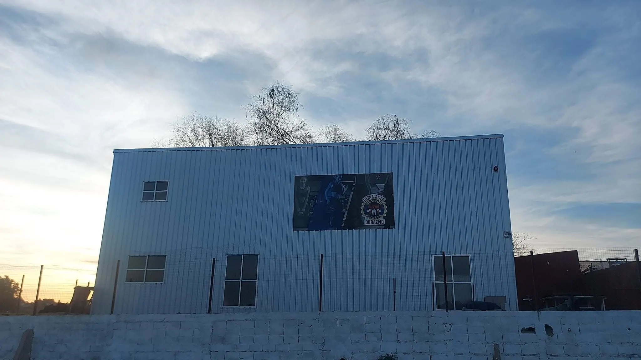 Fundador entrenando de joven en gimnasio